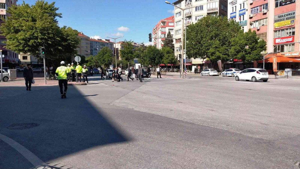 Konya İhsaniye'de kaza! Minibüsün çarptığı genç adam yaralandı