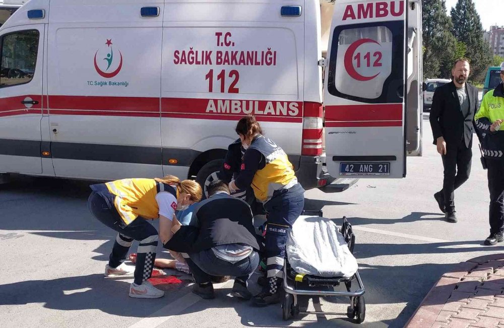 Konya İhsaniye'de kaza! Minibüsün çarptığı genç adam yaralandı