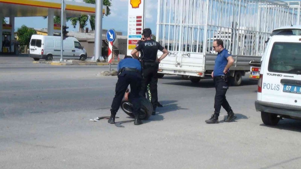 Antalya'da tır Tayland asıllı sürücünün kullandığı kiralık araca arkadan çarptı! 2 yaralı