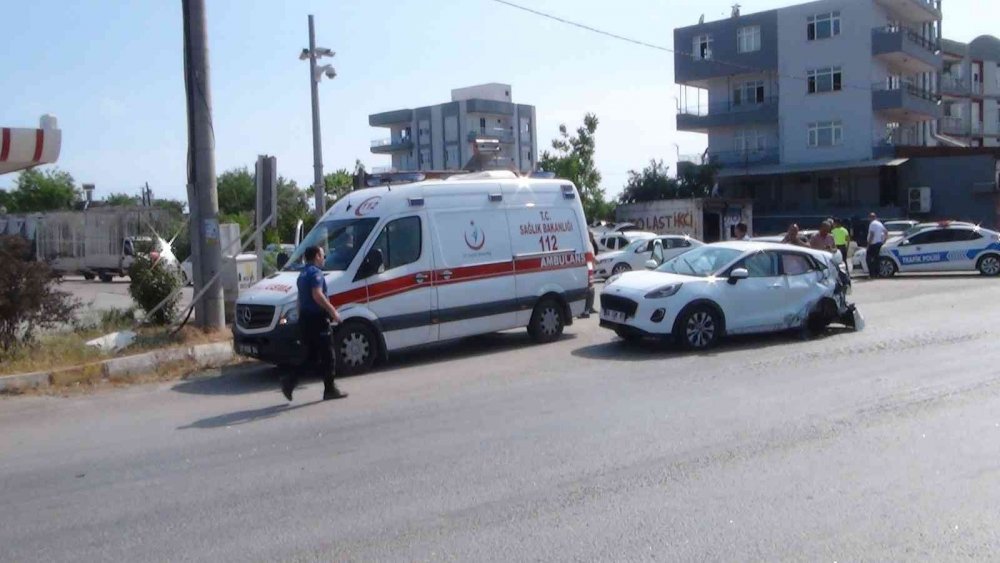 Antalya'da tır Tayland asıllı sürücünün kullandığı kiralık araca arkadan çarptı! 2 yaralı