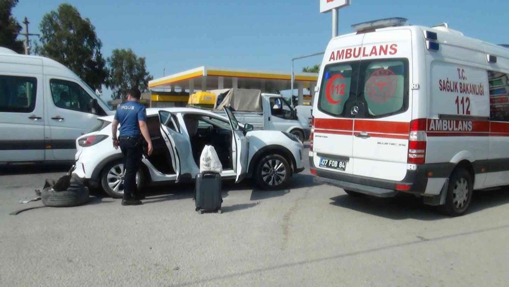 Antalya'da tır Tayland asıllı sürücünün kullandığı kiralık araca arkadan çarptı! 2 yaralı