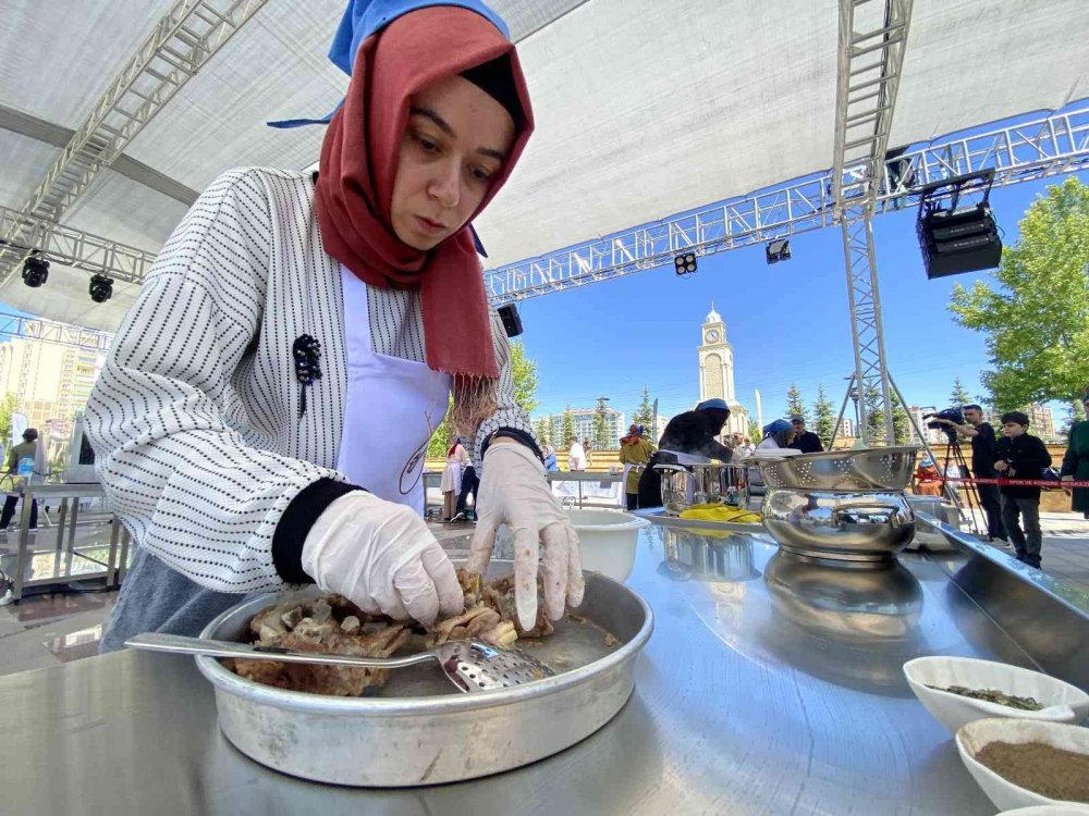 Konya’da Ecdat Sofrası Yemek Yarışması başladı! İlk gün 40 yarışmacı tezgahların başına geçti