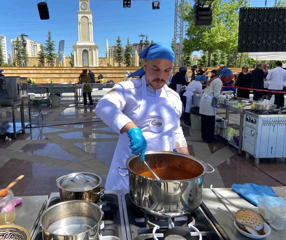 Konya’da Ecdat Sofrası Yemek Yarışması başladı! İlk gün 40 yarışmacı tezgahların başına geçti