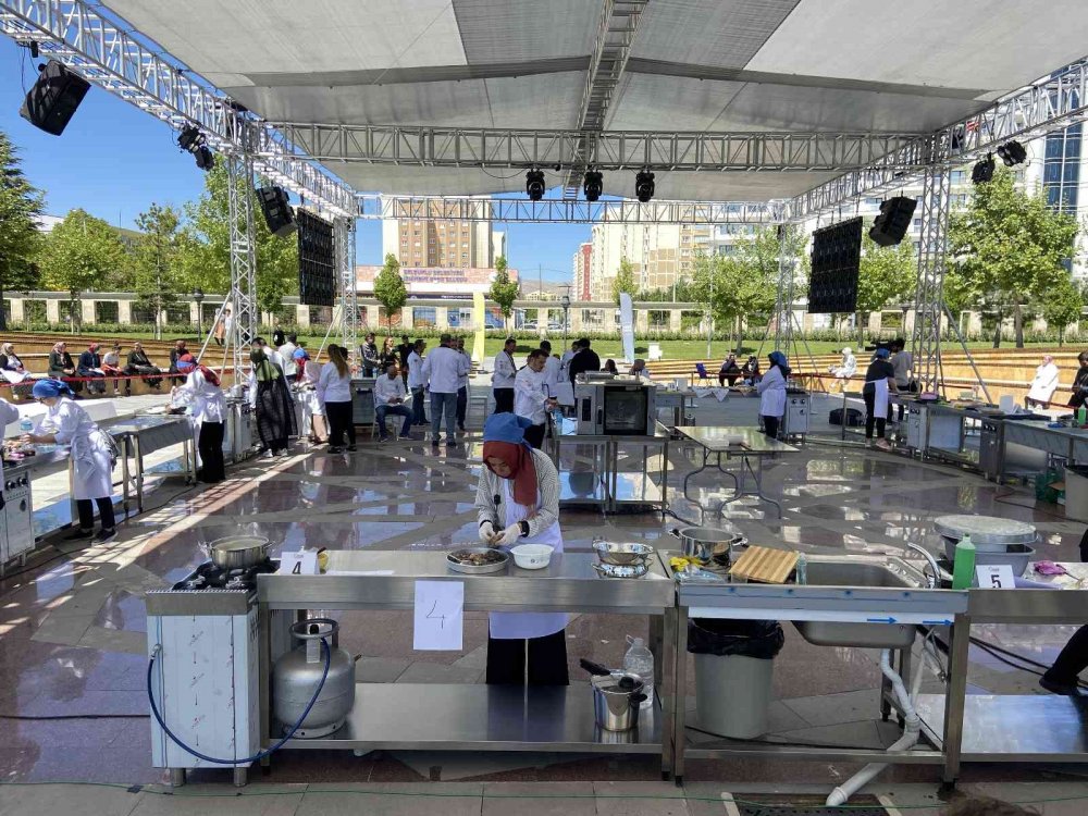 Konya’da Ecdat Sofrası Yemek Yarışması başladı! İlk gün 40 yarışmacı tezgahların başına geçti