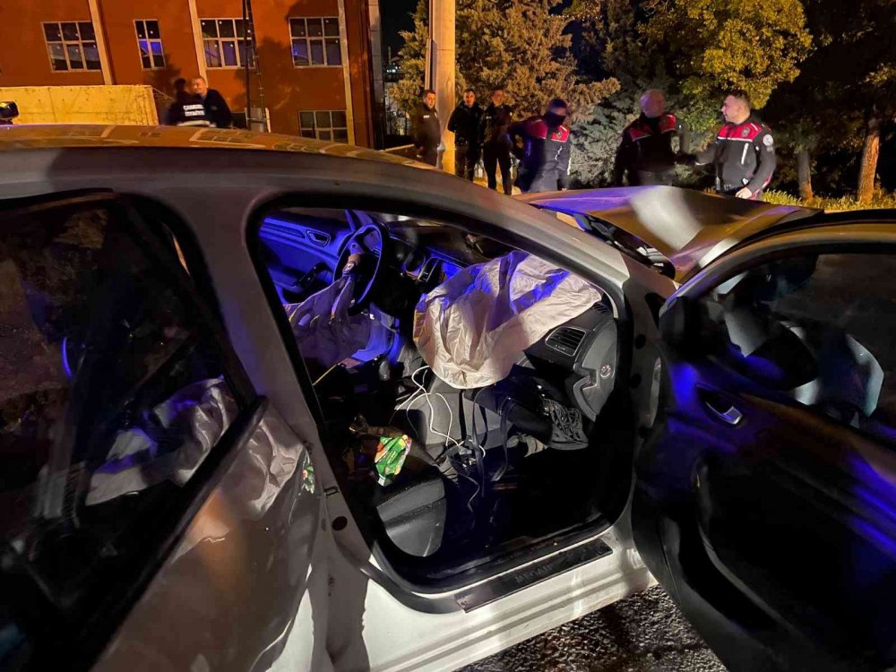 Polisin 'dur' ihtarına uyman sürücü kovalamacada duvara çarptı! 2 yaralı