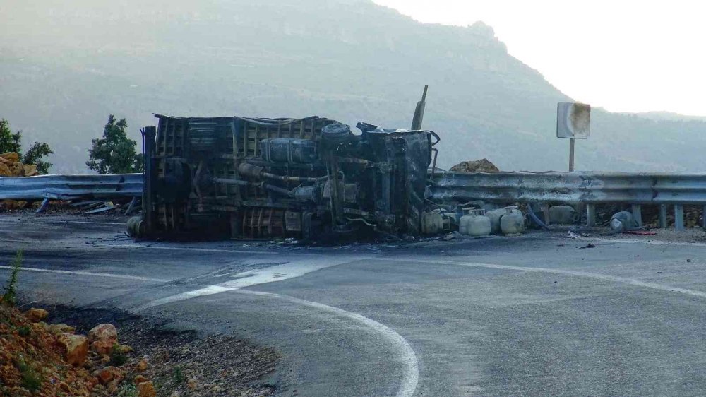 Konya'dan yola çıkarak Ermenek'te devrilen kamyonet alev alev yandı! Tüpler bomba gibi patladı