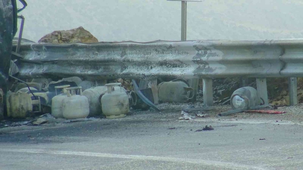 Konya'dan yola çıkarak Ermenek'te devrilen kamyonet alev alev yandı! Tüpler bomba gibi patladı