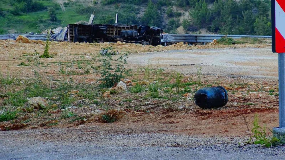 Konya'dan yola çıkarak Ermenek'te devrilen kamyonet alev alev yandı! Tüpler bomba gibi patladı