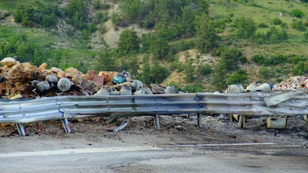 Konya'dan yola çıkarak Ermenek'te devrilen kamyonet alev alev yandı! Tüpler bomba gibi patladı