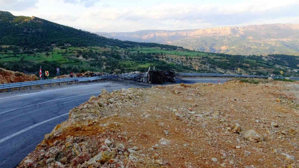 Konya'dan yola çıkarak Ermenek'te devrilen kamyonet alev alev yandı! Tüpler bomba gibi patladı