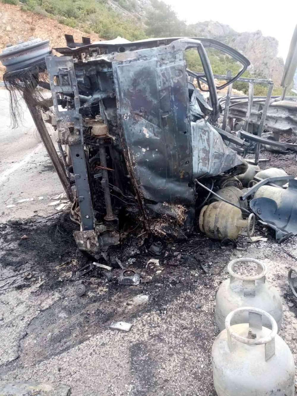 Konya'dan yola çıkarak Ermenek'te devrilen kamyonet alev alev yandı! Tüpler bomba gibi patladı