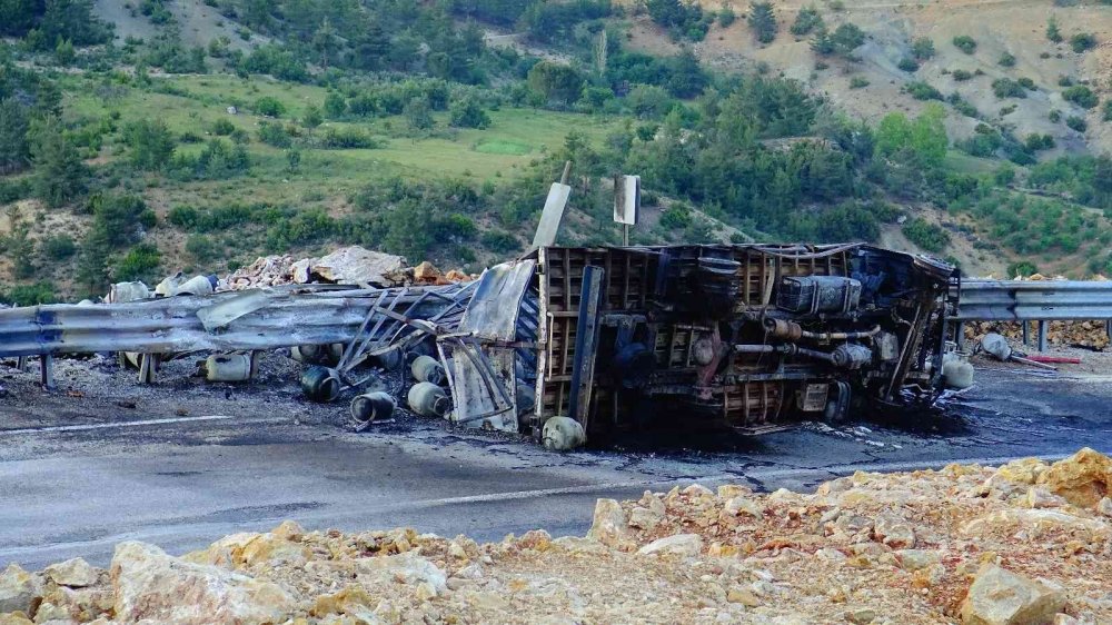Konya'dan yola çıkarak Ermenek'te devrilen kamyonet alev alev yandı! Tüpler bomba gibi patladı