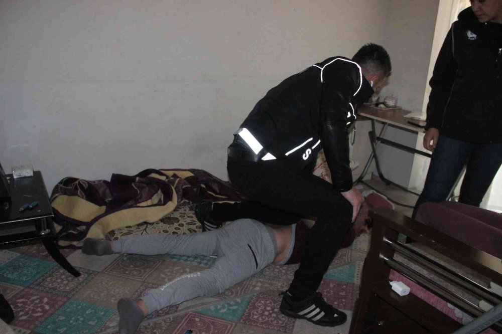 Konya dahil 4 ilde uyuşturucu satıcılarına eş zamanlı şafak operasyonu! 2'si kadın 18 gözaltı