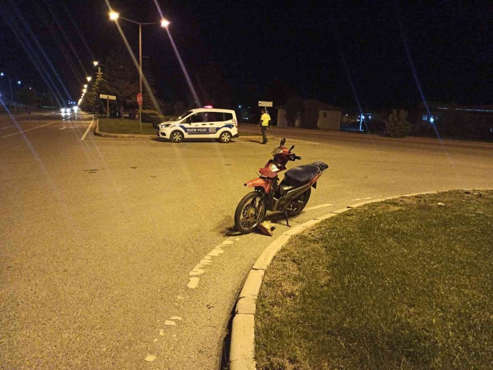 Konya’da motosikletle çarpışan ticari araç kaçtı! 2 yaralı