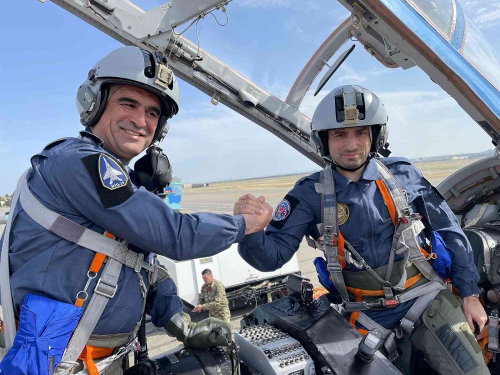Selçuk Bayraktar'ın MiG-29 ve AKINCI TİHA ile kol uçuşu Bakü'de heyecanla izlendi