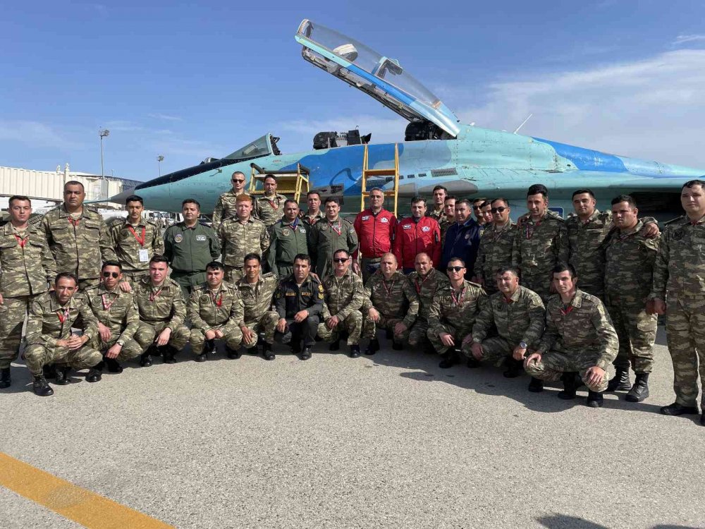 Selçuk Bayraktar'ın MiG-29 ve AKINCI TİHA ile kol uçuşu Bakü'de heyecanla izlendi