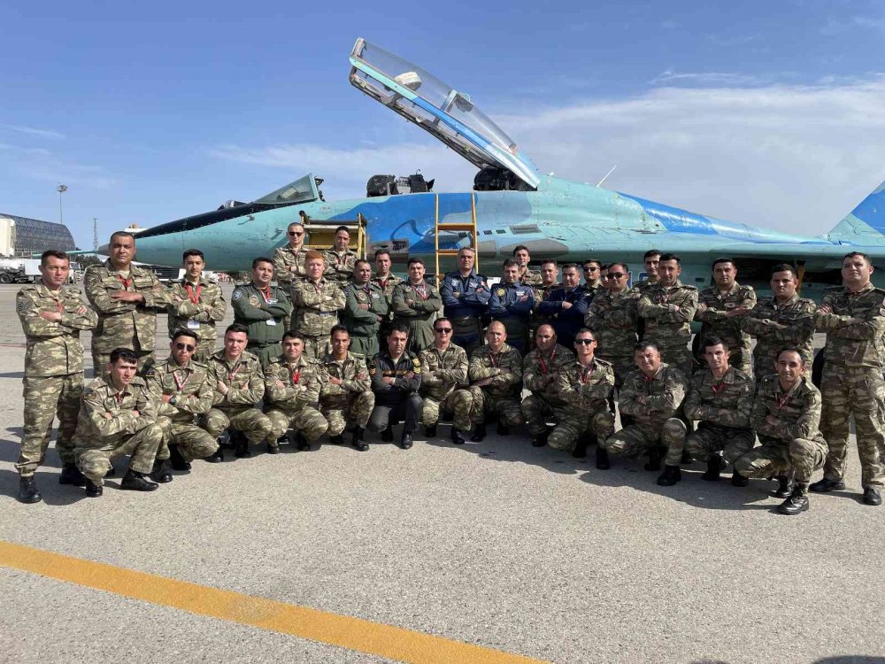 Selçuk Bayraktar'ın MiG-29 ve AKINCI TİHA ile kol uçuşu Bakü'de heyecanla izlendi