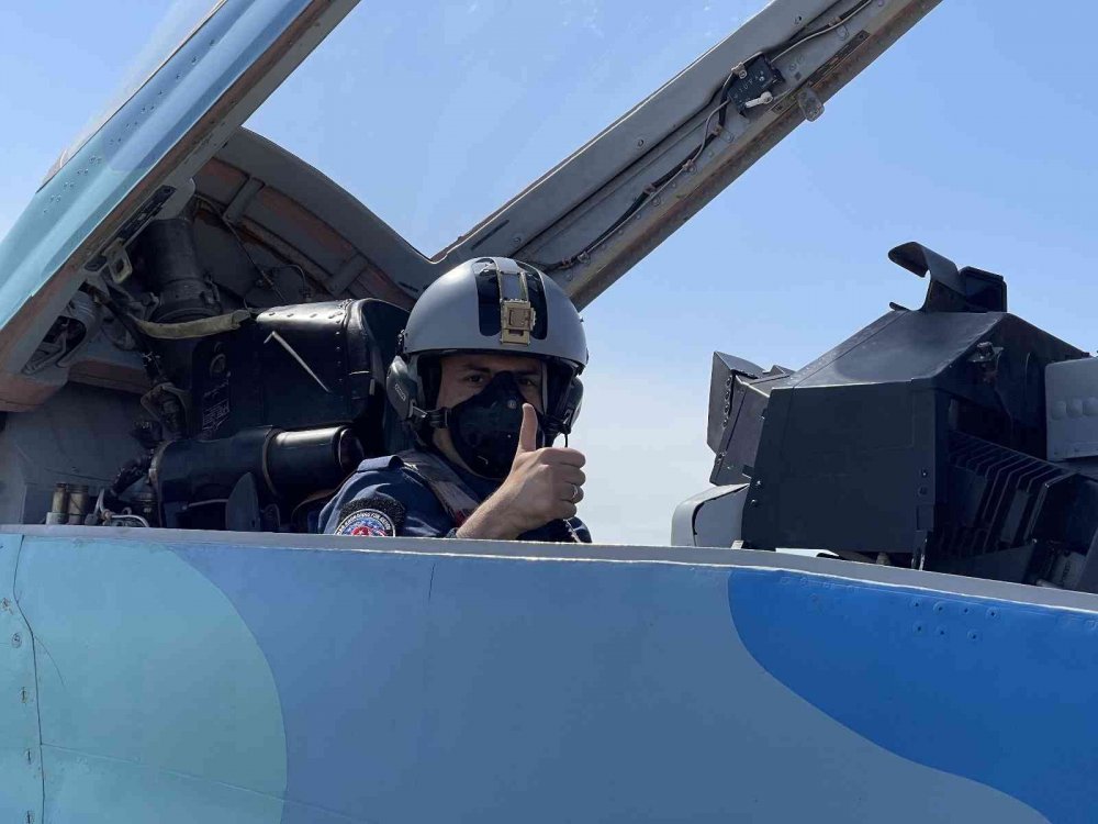 Selçuk Bayraktar'ın MiG-29 ve AKINCI TİHA ile kol uçuşu Bakü'de heyecanla izlendi