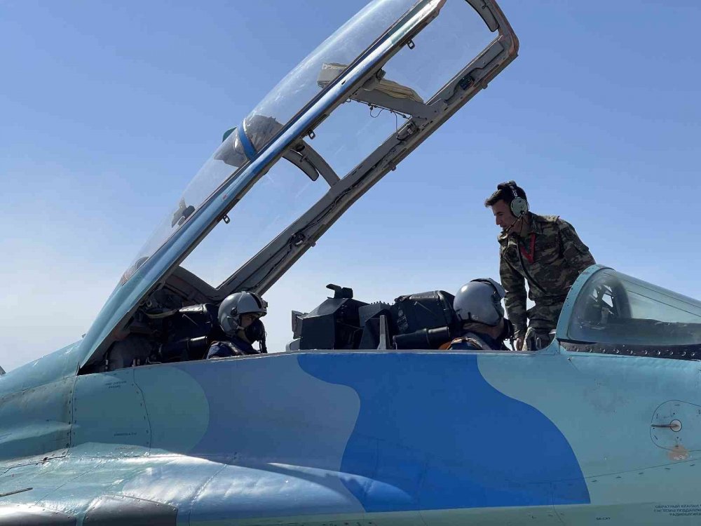 Selçuk Bayraktar'ın MiG-29 ve AKINCI TİHA ile kol uçuşu Bakü'de heyecanla izlendi