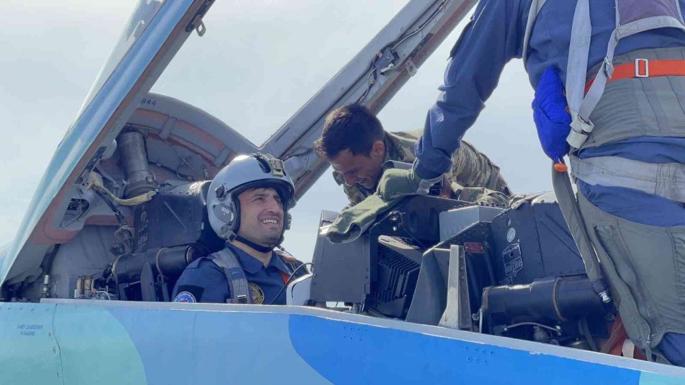 Selçuk Bayraktar'ın MiG-29 ve AKINCI TİHA ile kol uçuşu Bakü'de heyecanla izlendi