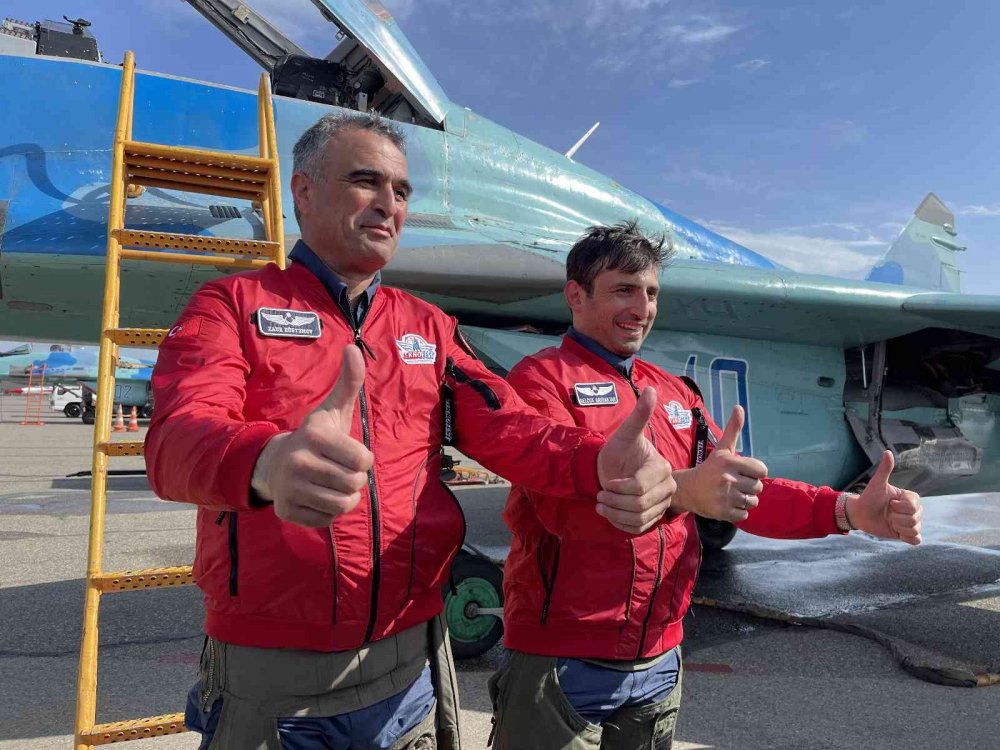 Selçuk Bayraktar'ın MiG-29 ve AKINCI TİHA ile kol uçuşu Bakü'de heyecanla izlendi