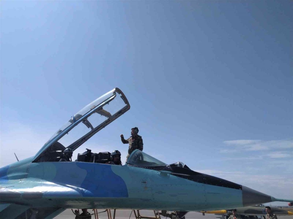 Selçuk Bayraktar'ın MiG-29 ve AKINCI TİHA ile kol uçuşu Bakü'de heyecanla izlendi