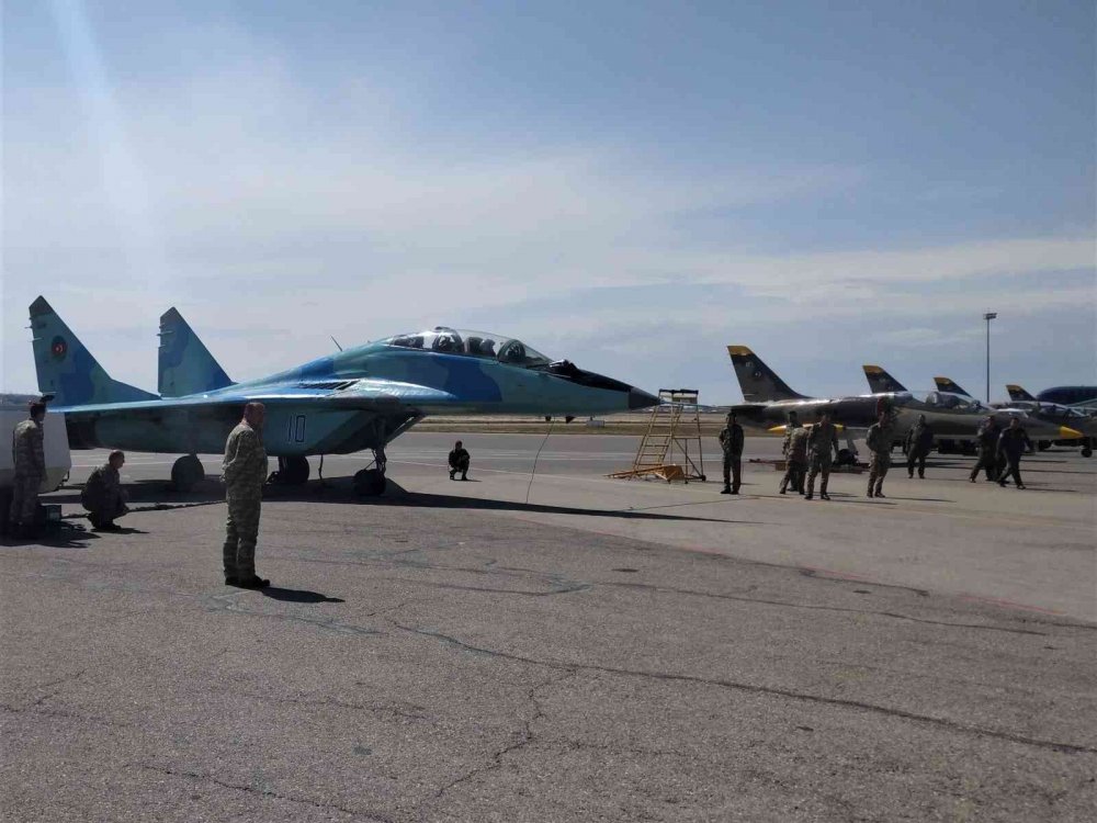 Selçuk Bayraktar'ın MiG-29 ve AKINCI TİHA ile kol uçuşu Bakü'de heyecanla izlendi