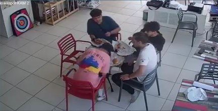 Bursa'da boğazına biber kaçan genci arkadaşının heimlich manevrası hayata döndürdü