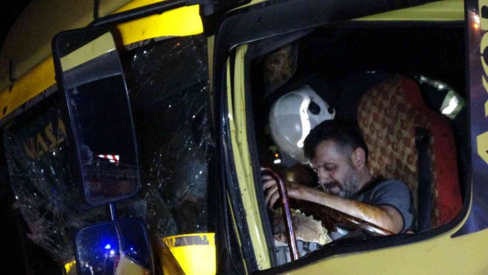 Konya'dan yola çıkan kamyon Manavgat'ta tıra arkadan çarptı! Sürücüsü Şükrü Çiçek sıkıştığı kabinden böyle kurtarıldı