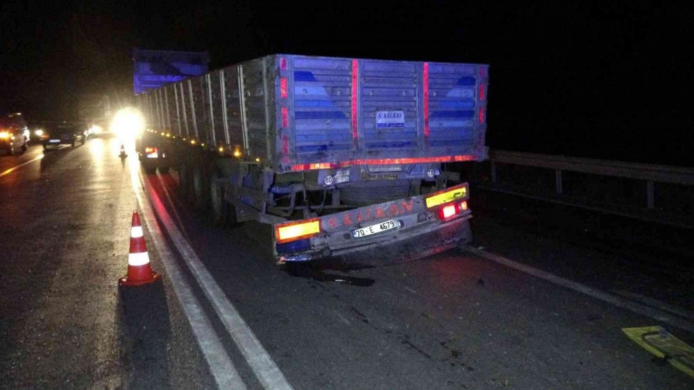 Konya'dan yola çıkan kamyon Manavgat'ta tıra arkadan çarptı! Sürücüsü Şükrü Çiçek sıkıştığı kabinden böyle kurtarıldı