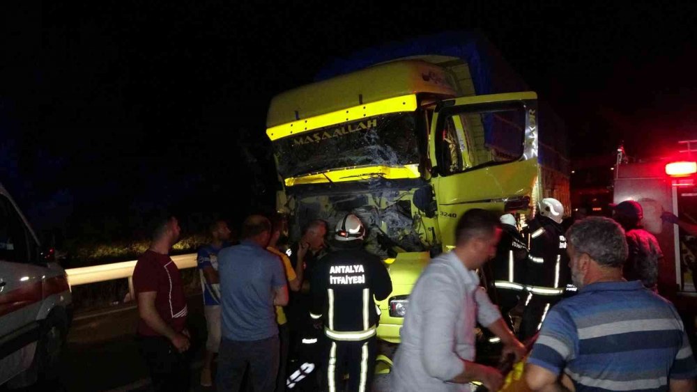 Konya'dan yola çıkan kamyon Manavgat'ta tıra arkadan çarptı! Sürücüsü Şükrü Çiçek sıkıştığı kabinden böyle kurtarıldı
