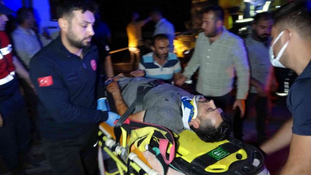 Konya'dan yola çıkan kamyon Manavgat'ta tıra arkadan çarptı! Sürücüsü Şükrü Çiçek sıkıştığı kabinden böyle kurtarıldı