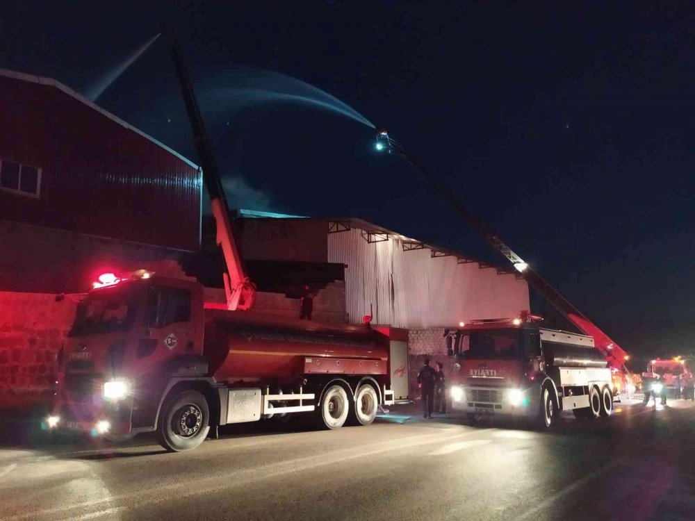 Tekstil geri dönüşüm fabrikasında yangın! Çok sayıda ekip müdahale etti