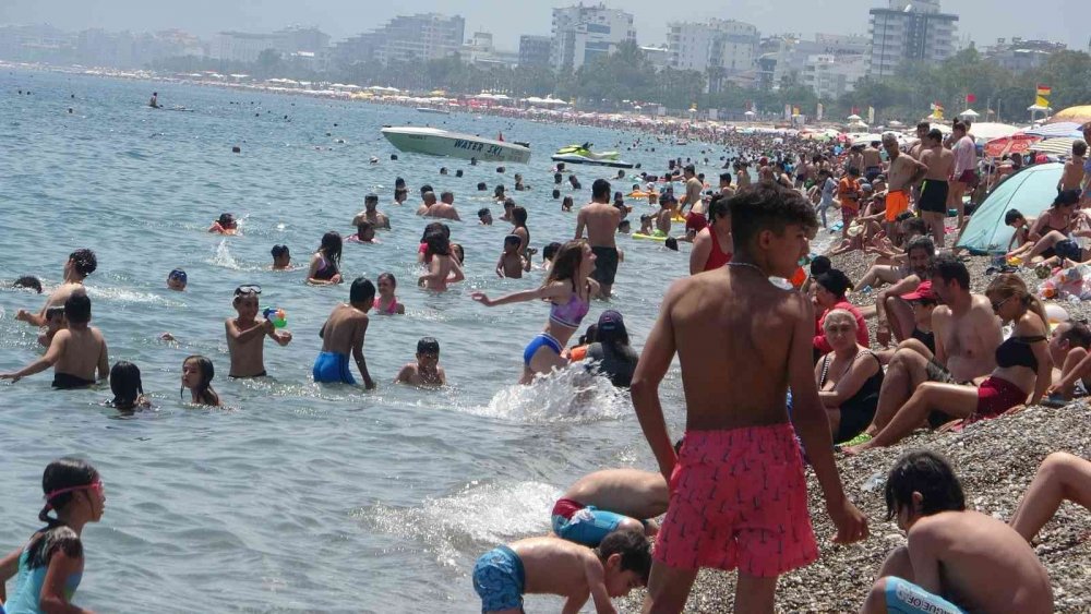 Antalya'da sahiller tıklım tıklım! Akseki'de 2 ila 5 metre kar var