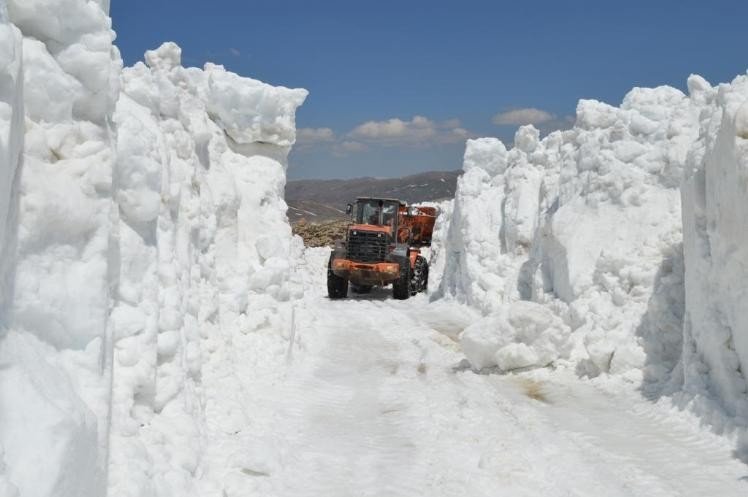 Antalya'da sahiller tıklım tıklım! Akseki'de 2 ila 5 metre kar var