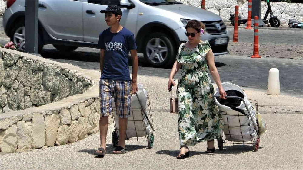 Antalya'da sahiller tıklım tıklım! Akseki'de 2 ila 5 metre kar var
