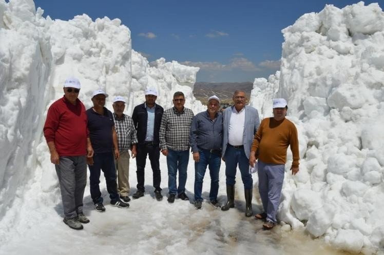 Antalya'da sahiller tıklım tıklım! Akseki'de 2 ila 5 metre kar var