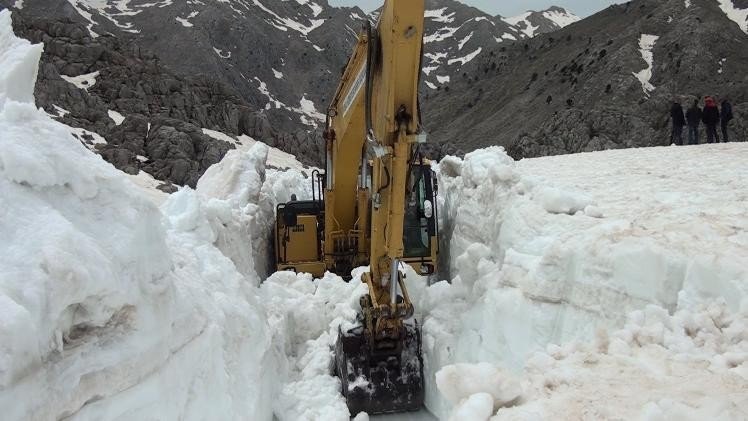 Antalya'da sahiller tıklım tıklım! Akseki'de 2 ila 5 metre kar var