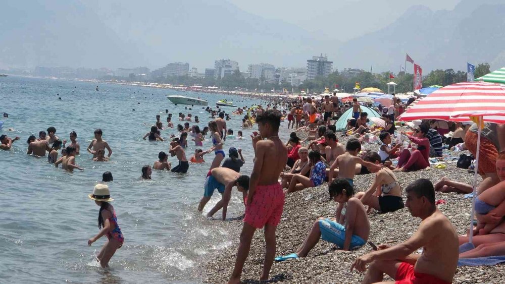 Antalya'da sahiller tıklım tıklım! Akseki'de 2 ila 5 metre kar var