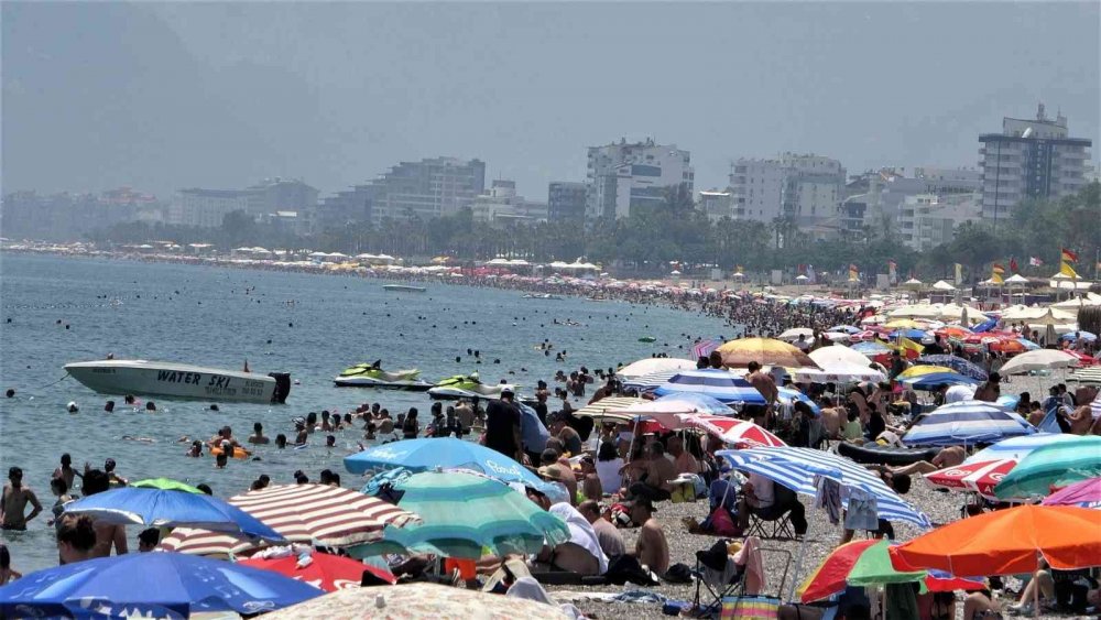 Antalya'da sahiller tıklım tıklım! Akseki'de 2 ila 5 metre kar var