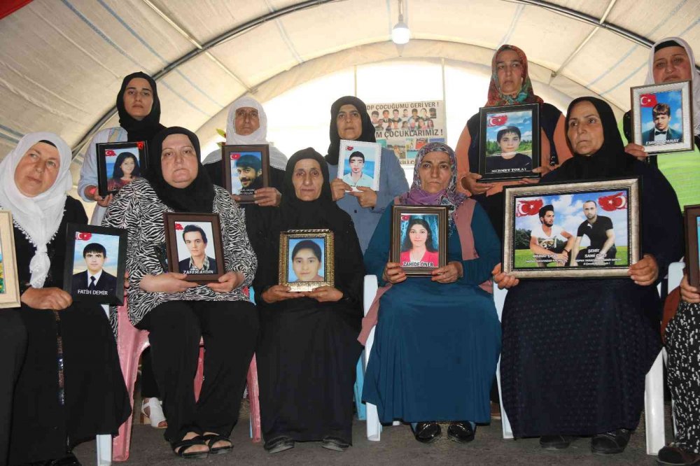 Evlat nöbetinde destansı direniş 1000’inci gününde! 35 aile evladını PKK’nın elinden kurtardı! HDP kepenkleri kapattı