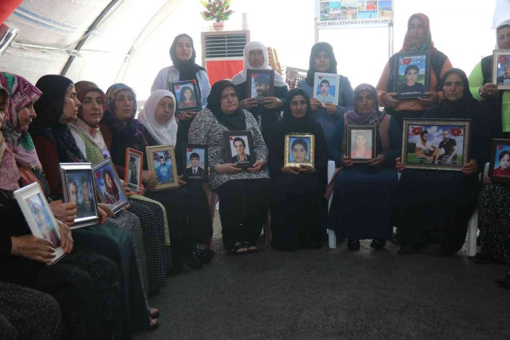 Evlat nöbetinde destansı direniş 1000’inci gününde! 35 aile evladını PKK’nın elinden kurtardı! HDP kepenkleri kapattı