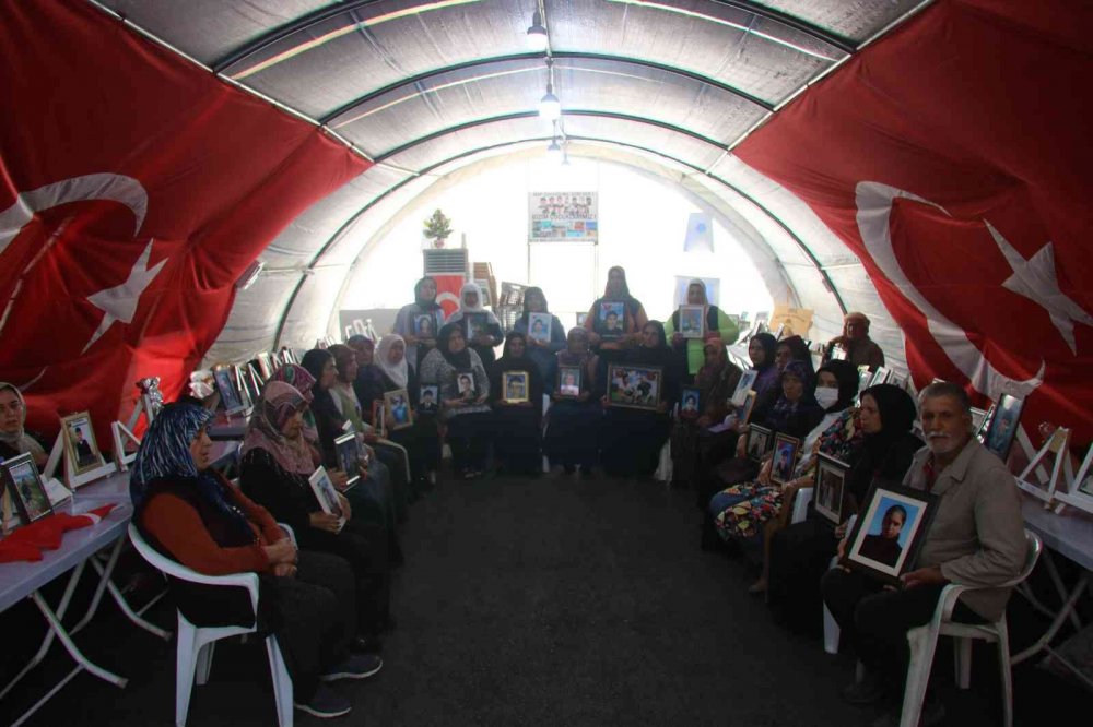 Evlat nöbetinde destansı direniş 1000’inci gününde! 35 aile evladını PKK’nın elinden kurtardı! HDP kepenkleri kapattı