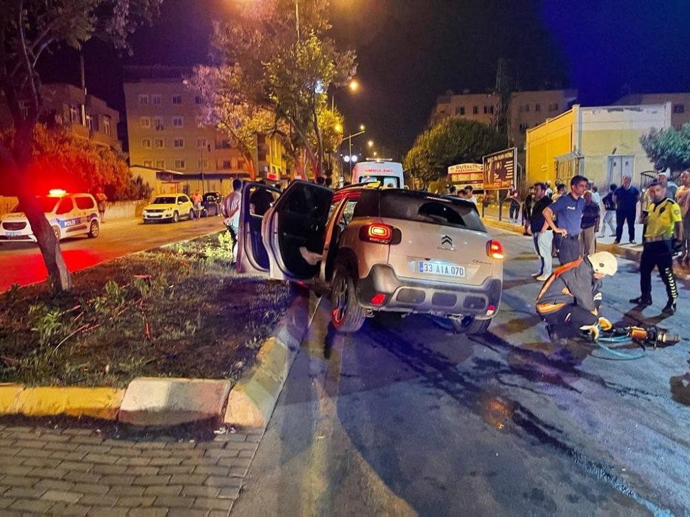 Mersin'de minibüsle çarpışan otomobilde can pazarı! 3 lişi yaralı