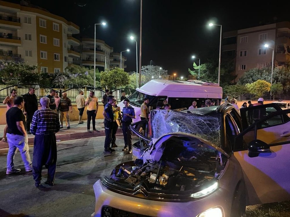 Mersin'de minibüsle çarpışan otomobilde can pazarı! 3 lişi yaralı