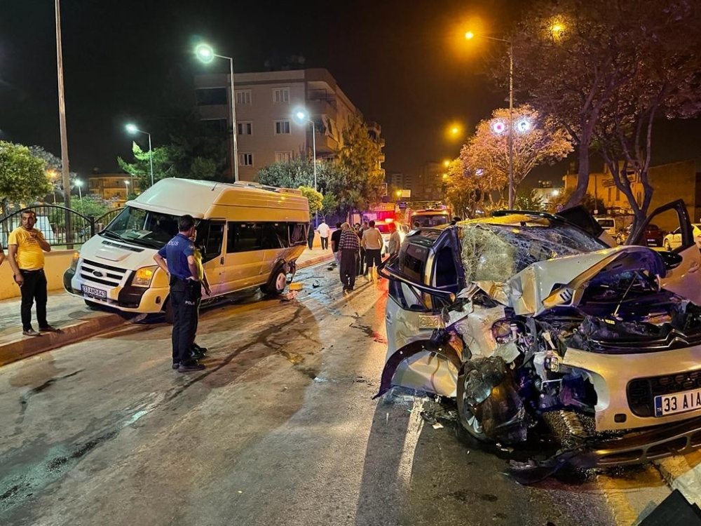 Mersin'de minibüsle çarpışan otomobilde can pazarı! 3 lişi yaralı