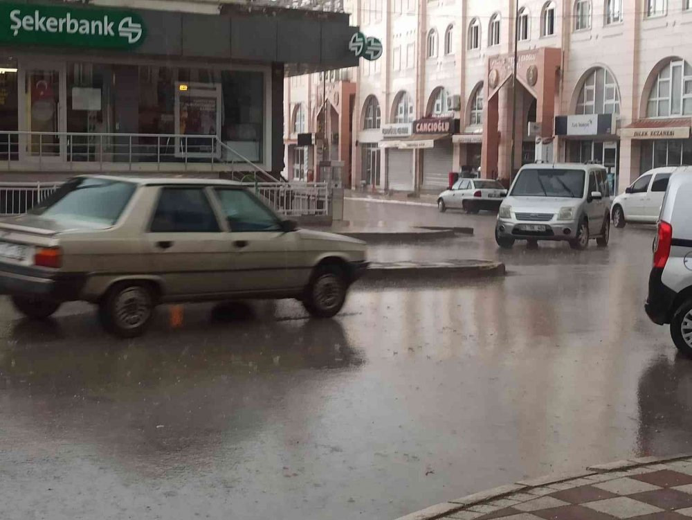Afyon'da aniden bastıran doluya yakalananlar neye uğradığını şaşırdı