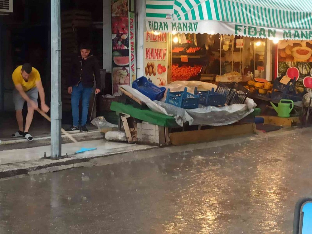 Afyon'da aniden bastıran doluya yakalananlar neye uğradığını şaşırdı