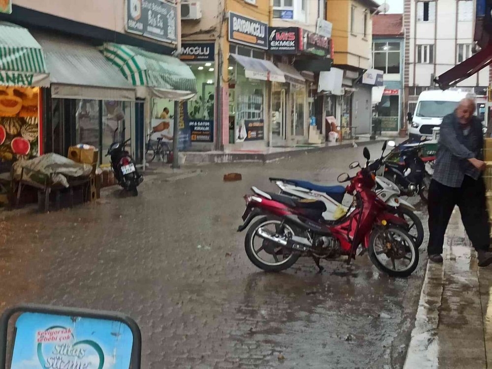 Afyon'da aniden bastıran doluya yakalananlar neye uğradığını şaşırdı