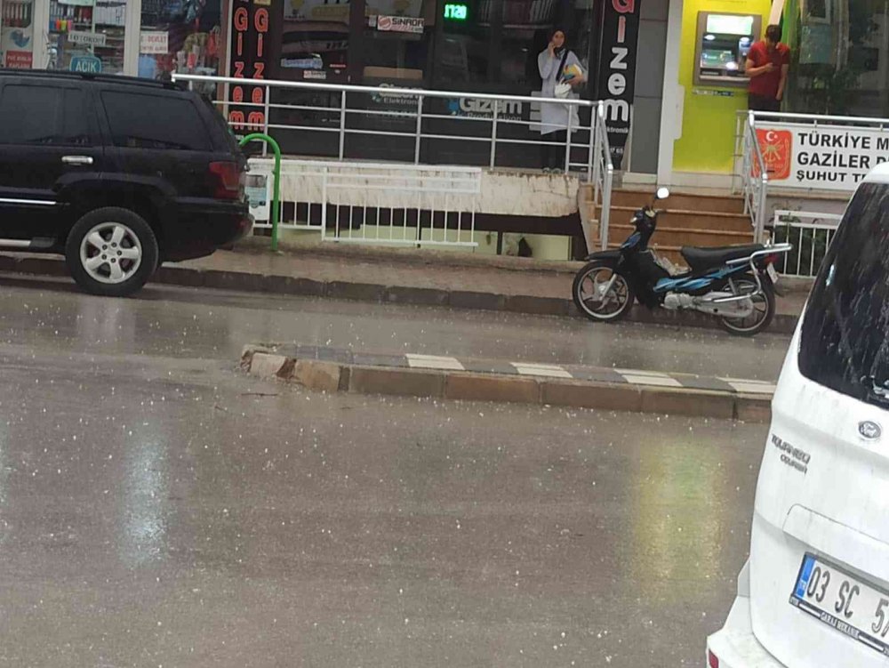 Afyon'da aniden bastıran doluya yakalananlar neye uğradığını şaşırdı